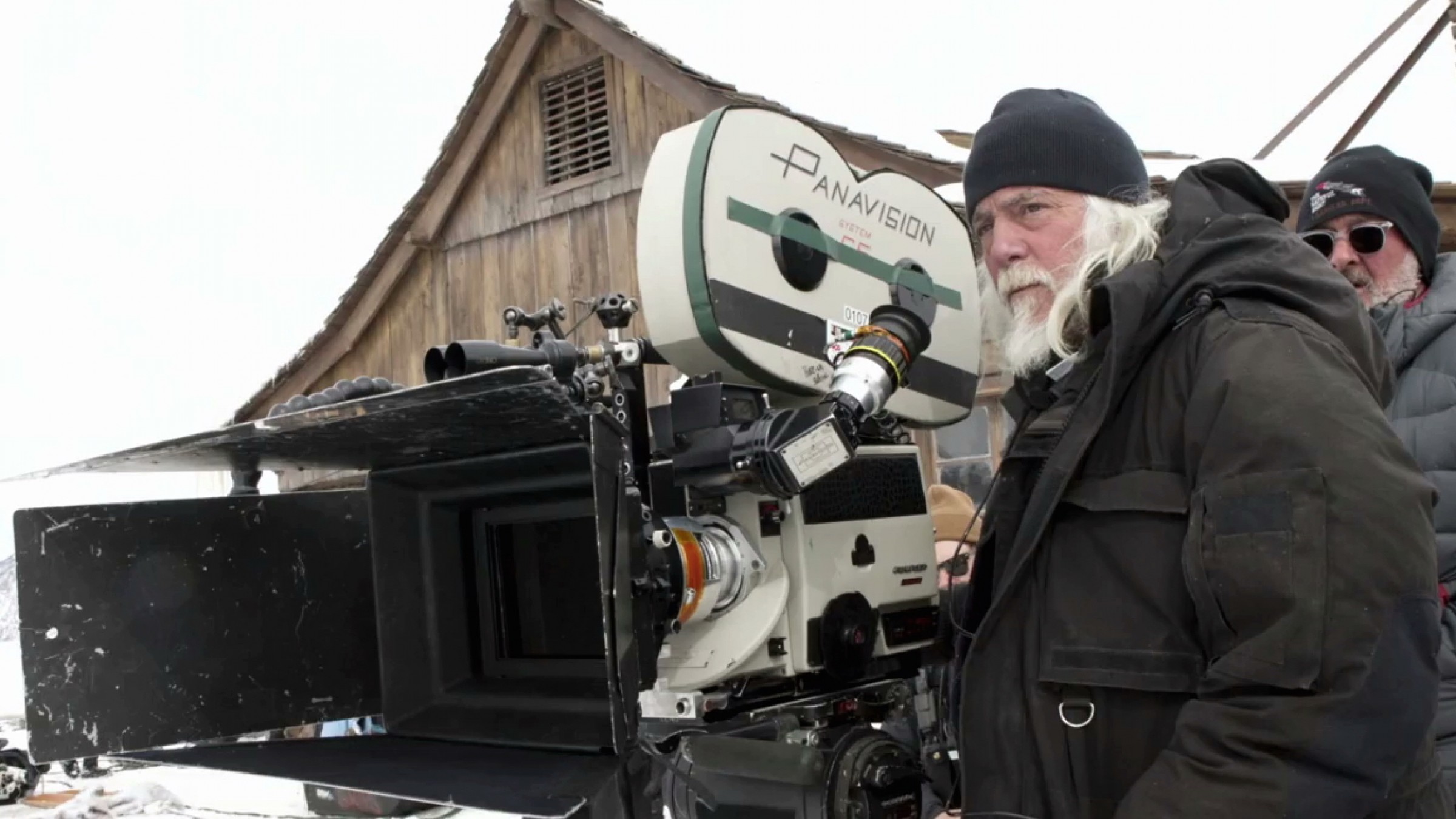 Il direttore della fotografia Robert Richardson sul set di The Hateful Eight (2015) regia di Quentin Tarantino